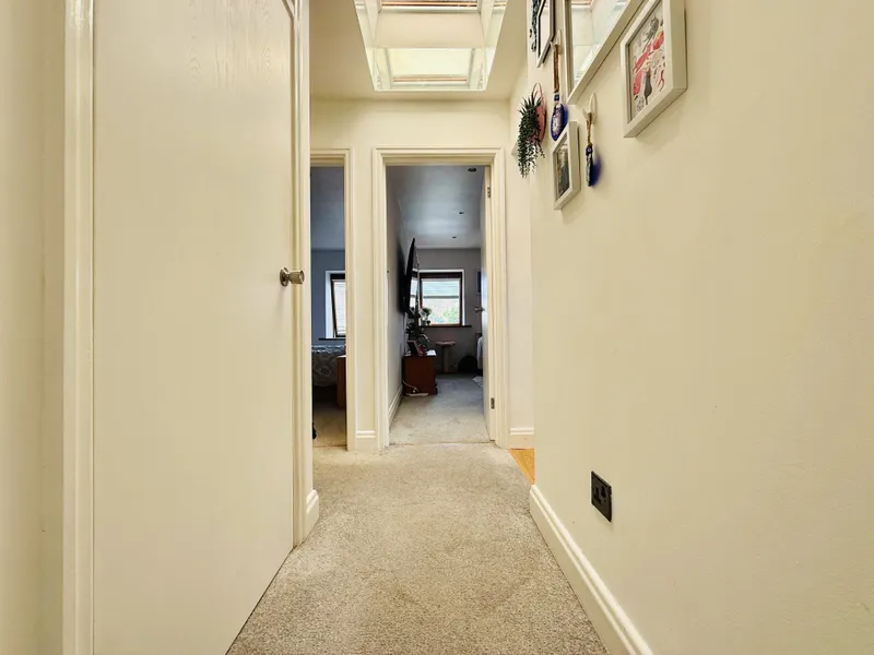 Purpose-Built Apartment with Parking & Walk-to-Town Convenience — photograph 4