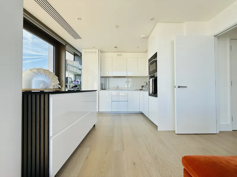 Penthouse Duplex Three-Bedroom Apartment in Horizon Development | Tandem Parking, Balconies & Marina Views — photograph 5