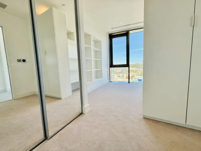Penthouse Duplex Three-Bedroom Apartment in Horizon Development | Tandem Parking, Balconies & Marina Views — photograph 9