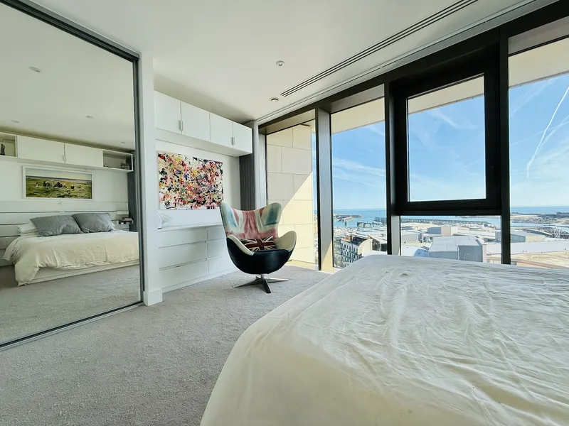 Penthouse Duplex Three-Bedroom Apartment in Horizon Development | Tandem Parking, Balconies & Marina Views — photograph 6
