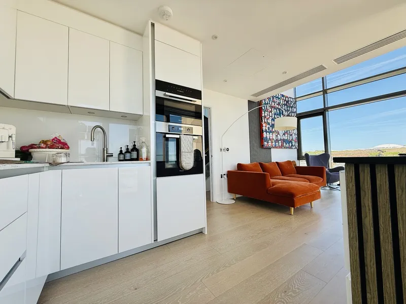Penthouse Duplex Three-Bedroom Apartment in Horizon Development | Tandem Parking, Balconies & Marina Views — photograph 4