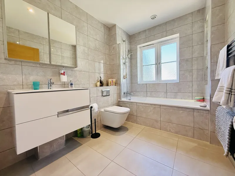 Exceptional Detached Six-Bedroom, Three Bathroom Home in an Exclusive Beaumont Setting. — photograph 9