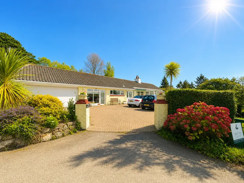 LARGE UNIQUE TWO-GENERATION HOME WITH RURAL VIEWS & COMPLETE PRIVACY — photograph 2