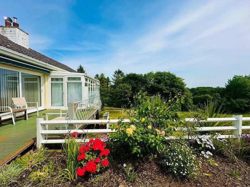 LARGE UNIQUE TWO-GENERATION HOME WITH RURAL VIEWS & COMPLETE PRIVACY — photograph 3
