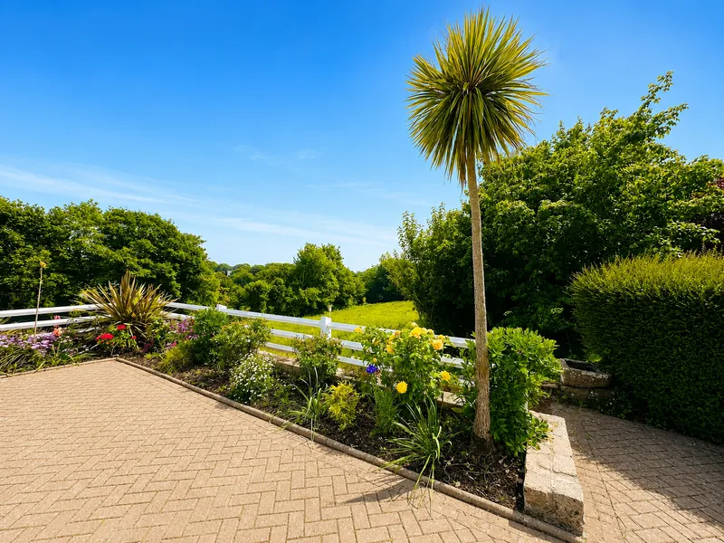 LARGE UNIQUE TWO-GENERATION HOME WITH RURAL VIEWS & COMPLETE PRIVACY — photograph 4