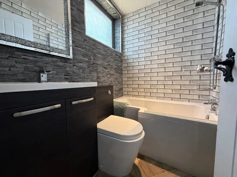 Exceptional Top-Floor One-Bedroom Apartment with Separate Study in the Heart of Town. — photograph 7