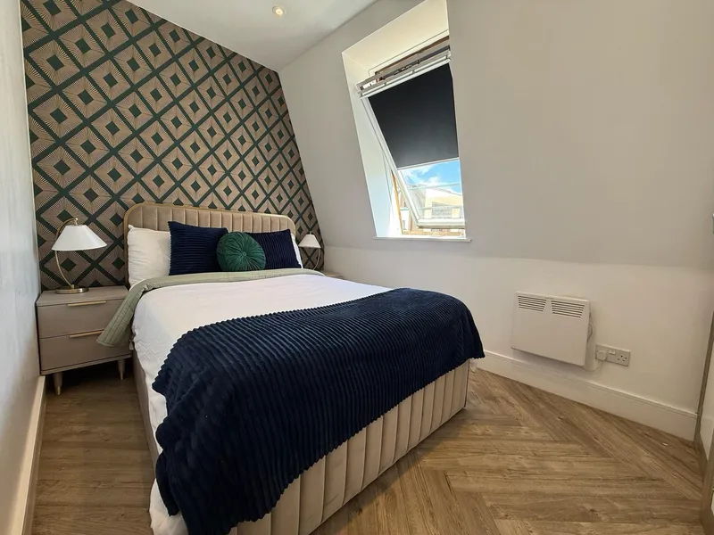 Exceptional Top-Floor One-Bedroom Apartment with Separate Study in the Heart of Town. — photograph 4