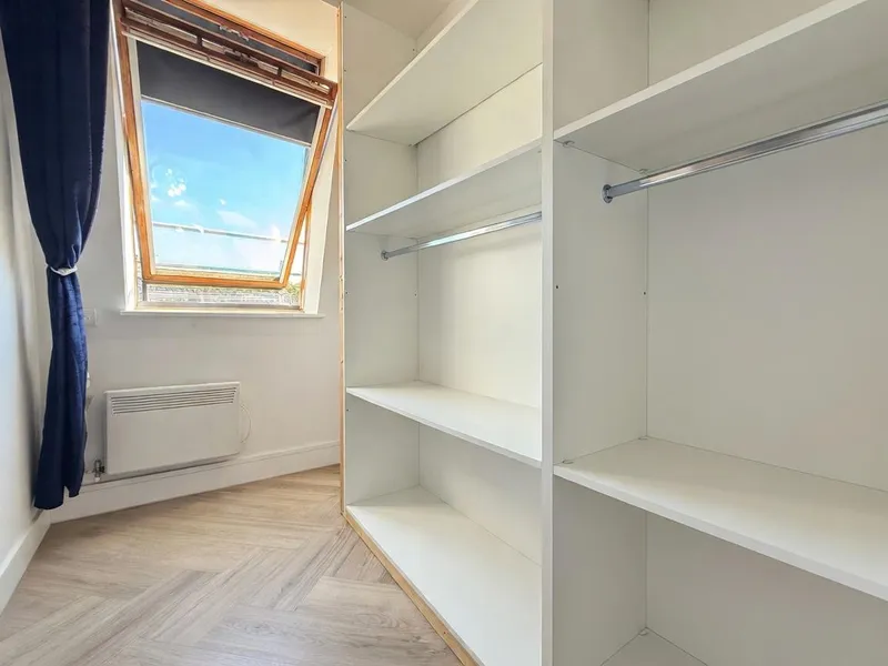 Exceptional Top-Floor One-Bedroom Apartment with Separate Study in the Heart of Town. — photograph 6