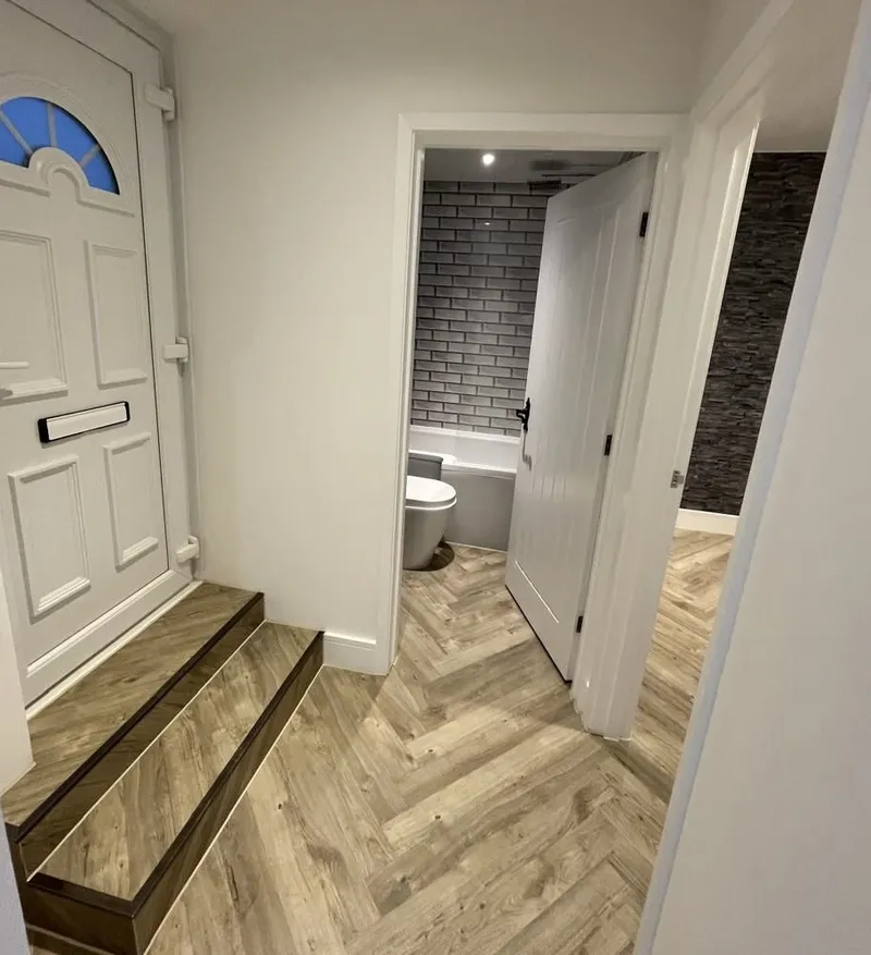 Exceptional Top-Floor One-Bedroom Apartment with Separate Study in the Heart of Town. — photograph 8