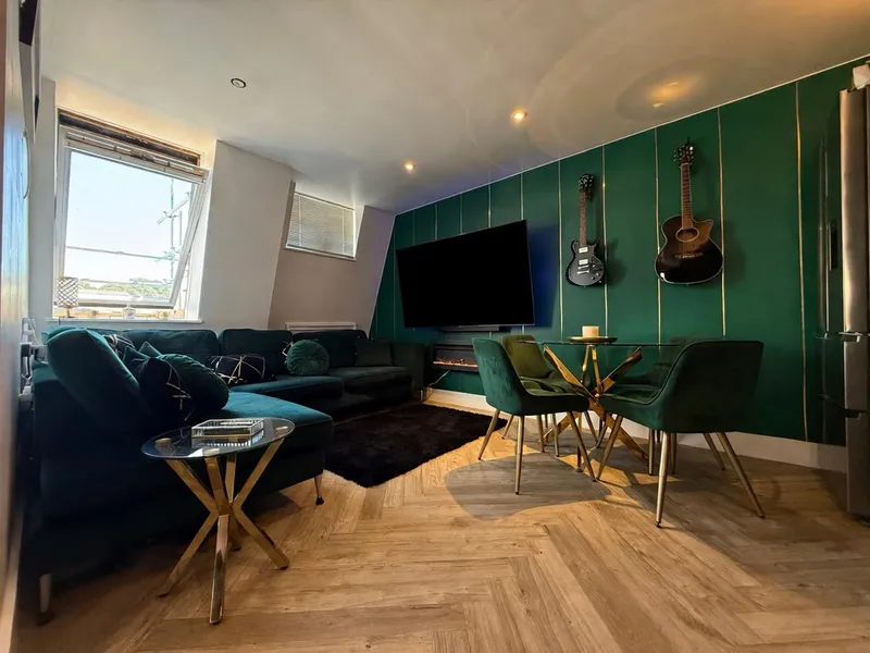 Exceptional Top-Floor One-Bedroom Apartment with Separate Study in the Heart of Town. — photograph 2