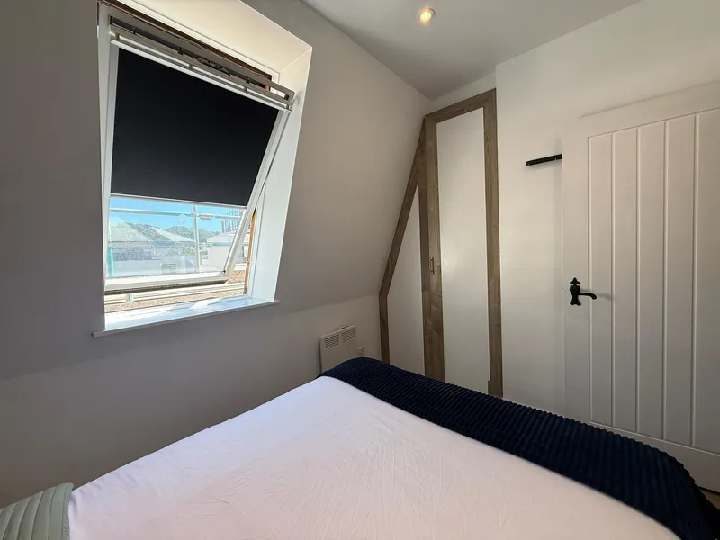 Exceptional Top-Floor One-Bedroom Apartment with Separate Study in the Heart of Town. — photograph 5