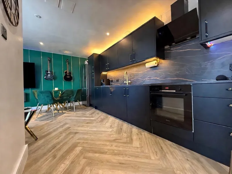 Exceptional Top-Floor One-Bedroom Apartment with Separate Study in the Heart of Town. — main photograph