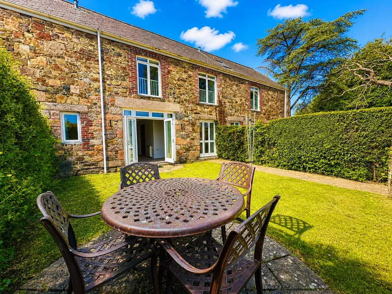 Charming Two-Bedroom Granite Cottage | St Saviour — photograph 2