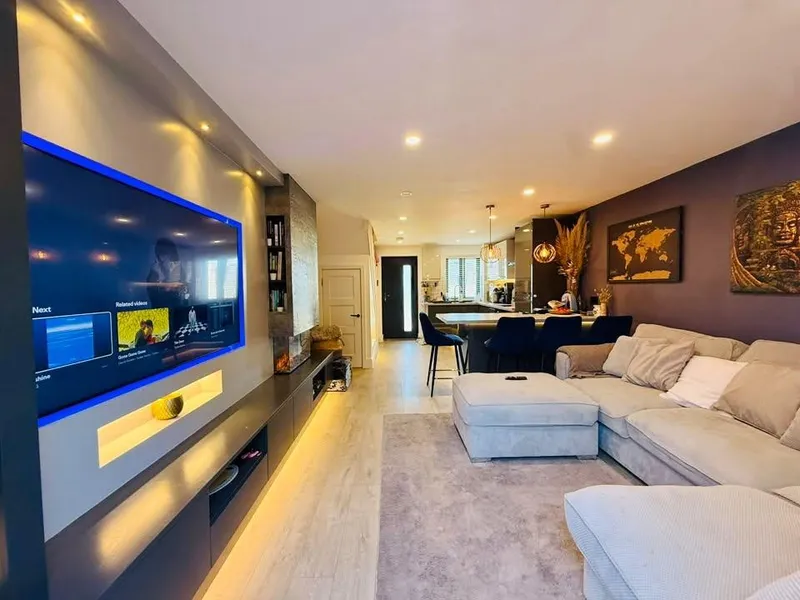 SHORT-TERM LET | FULLY FURNISHED | 2 BED | 2 BATH | 2 PARKING | TURN-KEY READY — main photograph