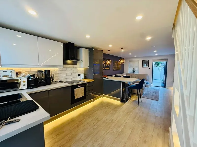 SHORT-TERM LET | FULLY FURNISHED | 2 BED | 2 BATH | 2 PARKING | TURN-KEY READY — photograph 5