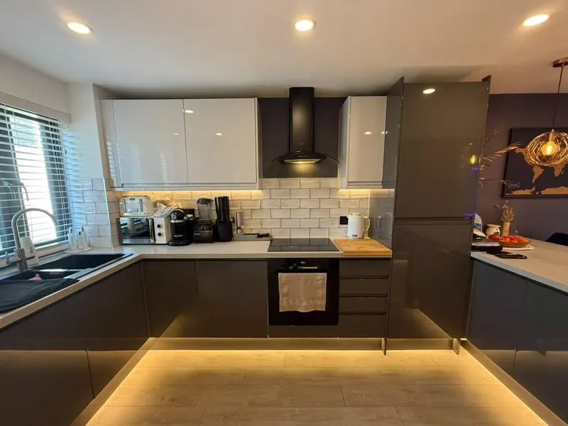 SHORT-TERM LET | FULLY FURNISHED | 2 BED | 2 BATH | 2 PARKING | TURN-KEY READY — photograph 6