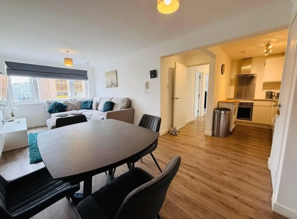 Bright & Spacious 3-Bedroom Apartment in St. Helier | Investment Opportunity! — photograph 1