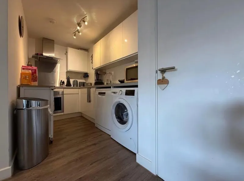 Bright & Spacious 3-Bedroom Apartment in St. Helier | Investment Opportunity! — photograph 2