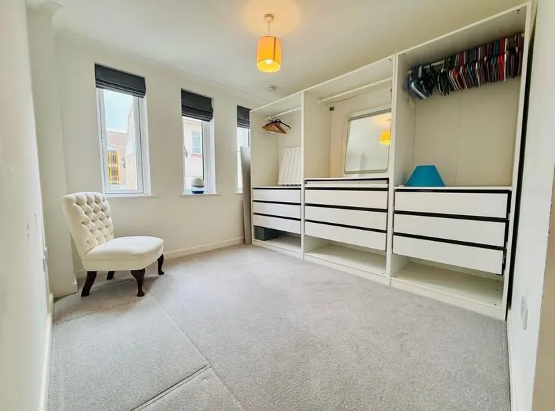 Bright & Spacious 3-Bedroom Apartment in St. Helier | Investment Opportunity! — photograph 5