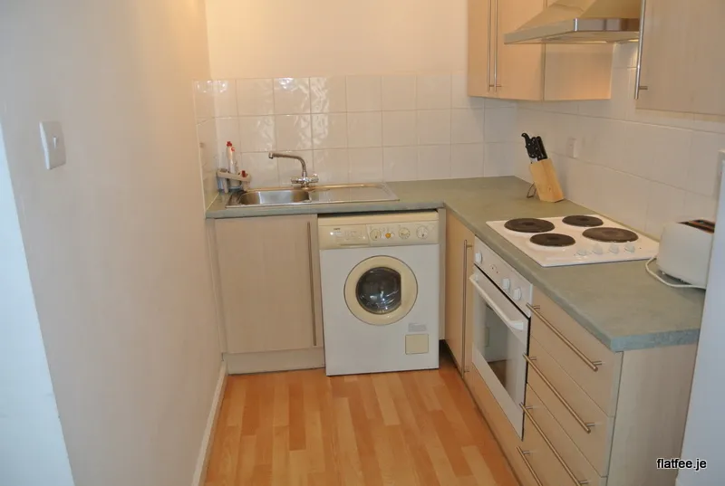 NON QUALIFIED/REGISTERED 1 BED TOWN APARTMENT — photograph 6