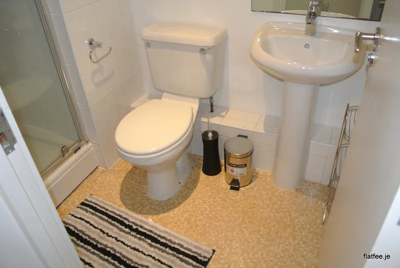 NON QUALIFIED/REGISTERED 1 BED TOWN APARTMENT — photograph 7