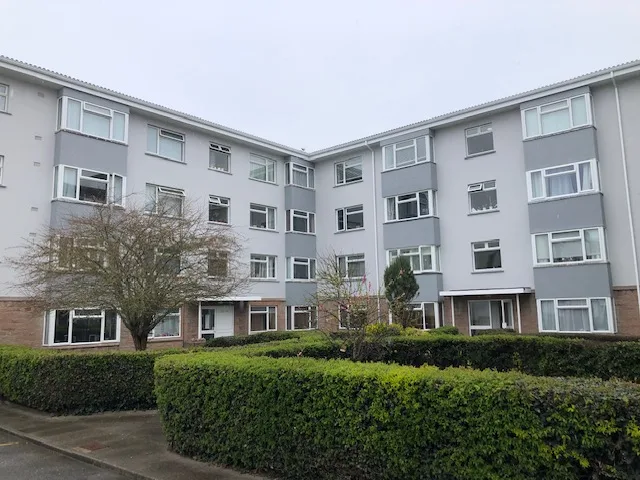 2 Bedroom Top Floor Apartment with Covered Parking — photograph 1