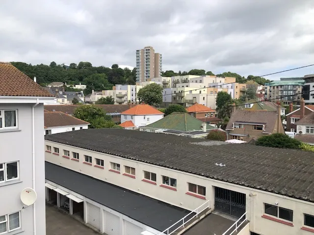 2 Bedroom Top Floor Apartment with Covered Parking — photograph 9