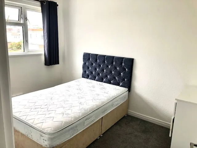 2 Bedroom Top Floor Apartment with Covered Parking — photograph 5