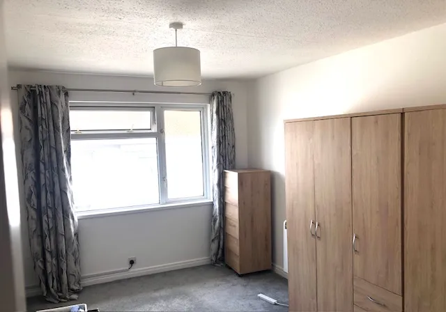 2 Bedroom Top Floor Apartment with Covered Parking — photograph 7