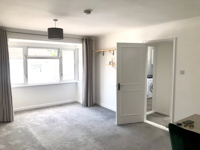 2 Bedroom Top Floor Apartment with Covered Parking — photograph 2