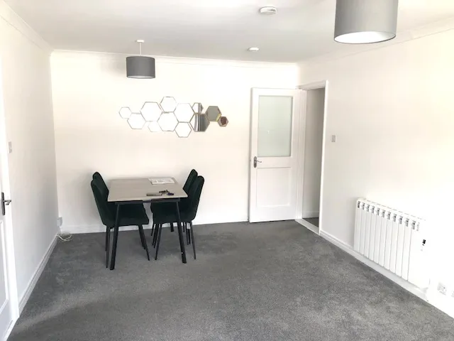 2 Bedroom Top Floor Apartment with Covered Parking — photograph 3