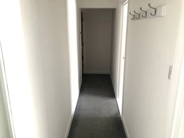 2 Bedroom Top Floor Apartment with Covered Parking — photograph 8