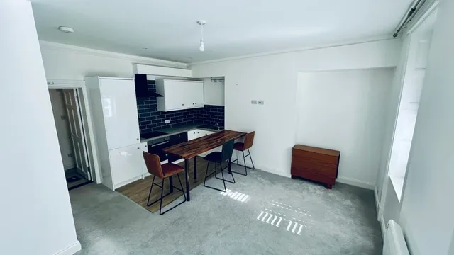 Spacious One Bed Town Apartment — photograph 2