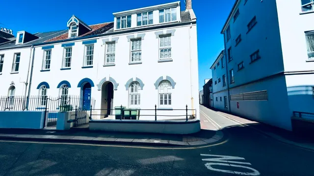 Spacious One Bed Town Apartment — main photograph