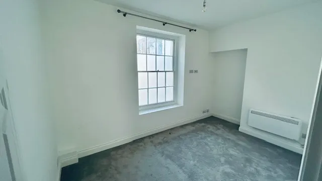 Spacious One Bed Town Apartment — photograph 5