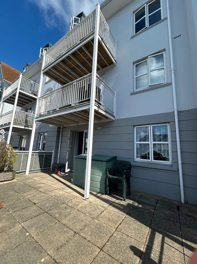 Modern First Floor Apartment — photograph 9