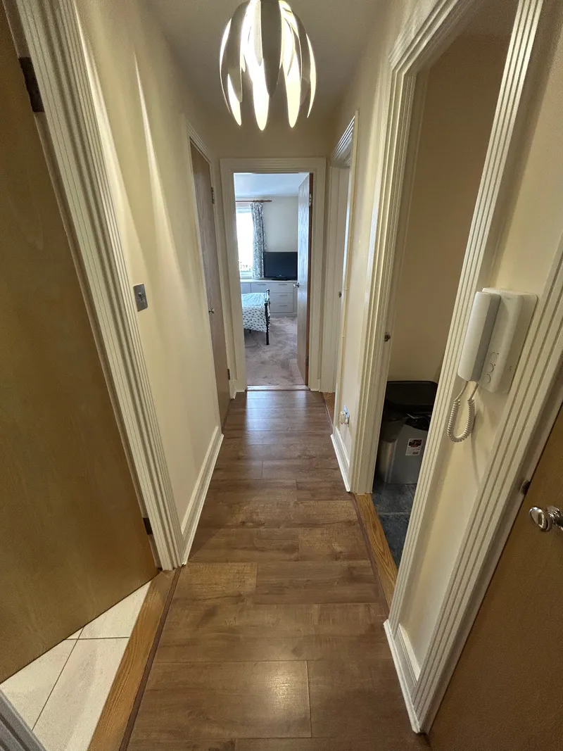 Modern First Floor Apartment — photograph 2