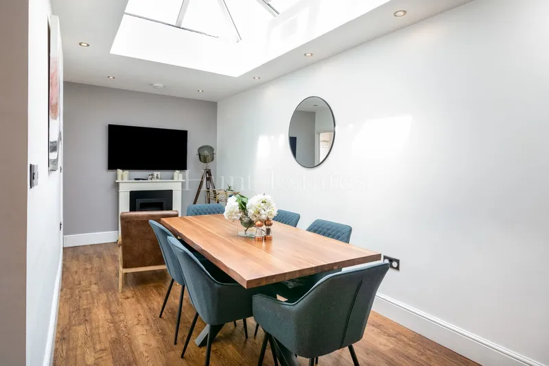 A beautiful five-bedroom family home in a delightful location — photograph 8