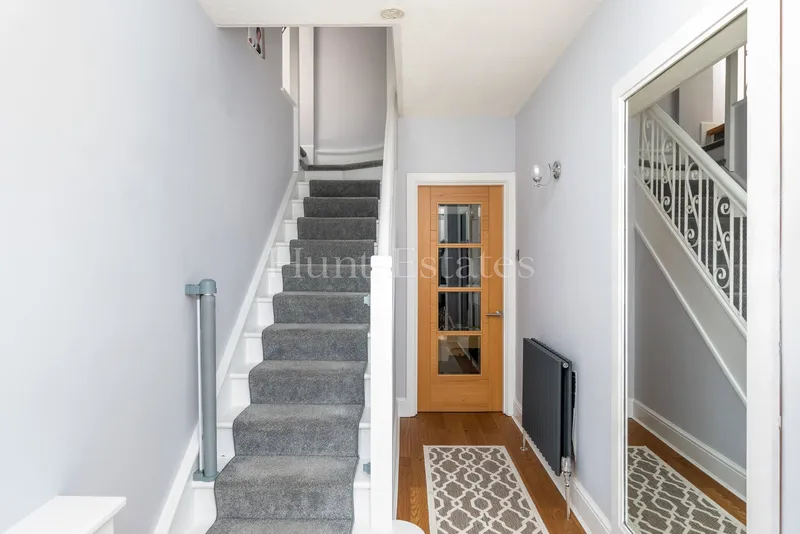 A beautiful five-bedroom family home in a delightful location — photograph 9