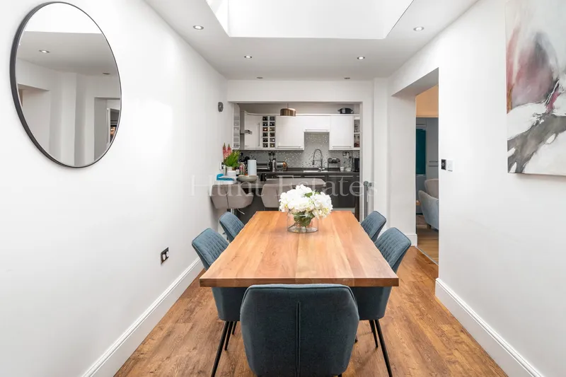 A beautiful five-bedroom family home in a delightful location — photograph 7