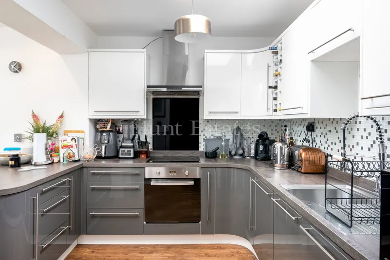 A beautiful five-bedroom family home in a delightful location — photograph 4