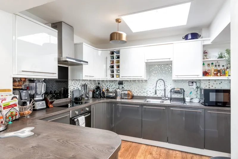 A beautiful five-bedroom family home in a delightful location — photograph 5