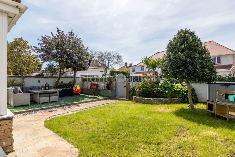 A beautiful five-bedroom family home in a delightful location — photograph 2