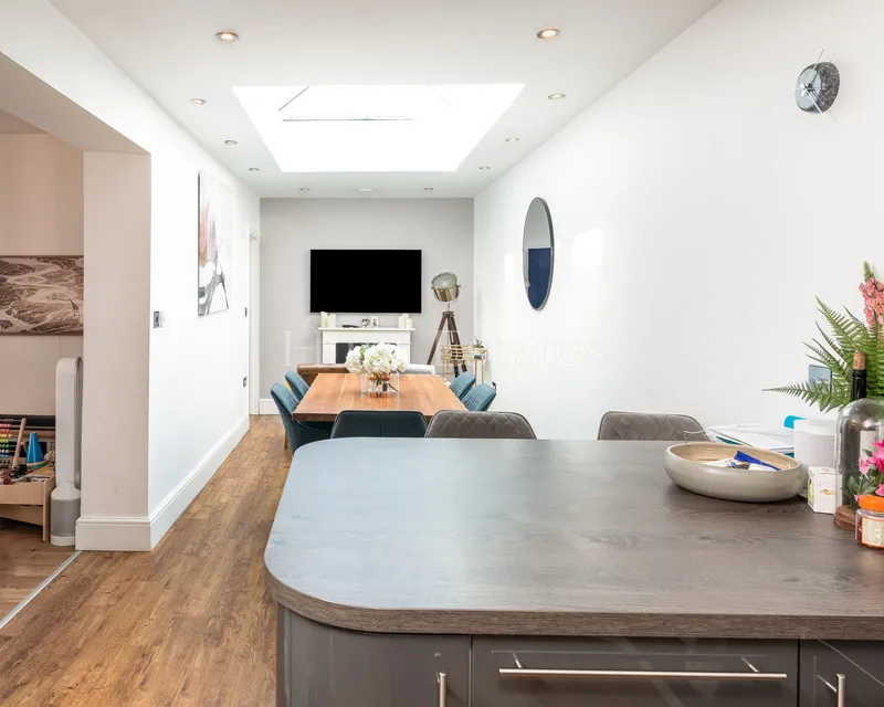 A beautiful five-bedroom family home in a delightful location — photograph 6