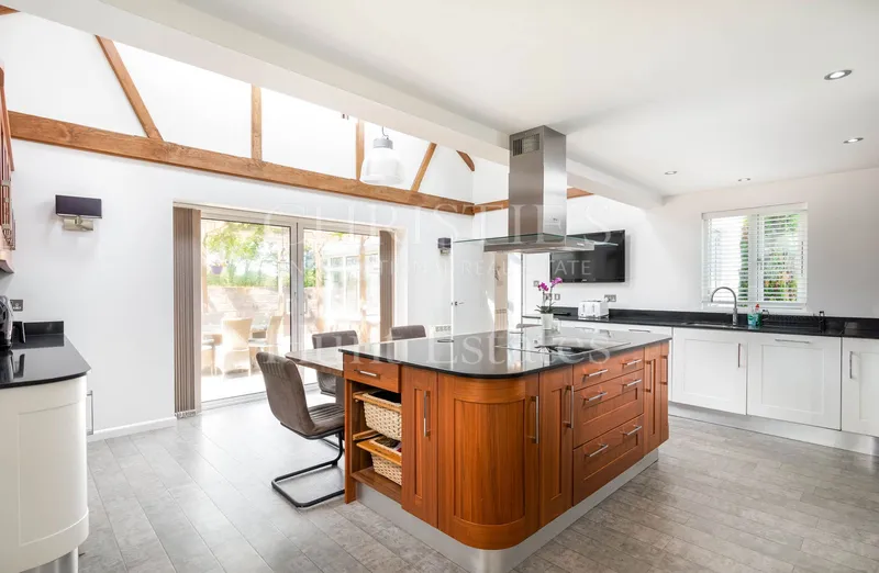 Exceptional Detached Family Home with Pool, Sauna & Secluded Garde — photograph 3
