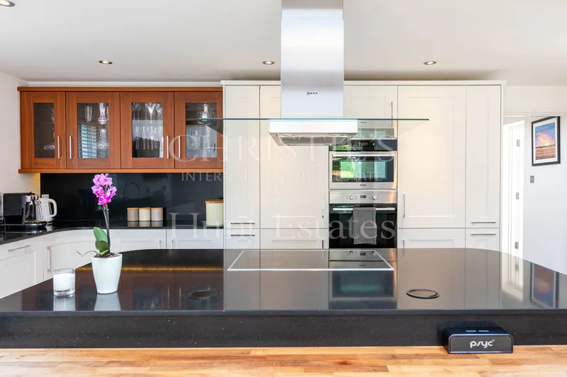 Exceptional Detached Family Home with Pool, Sauna & Secluded Garde — photograph 6