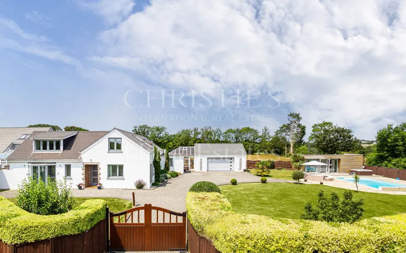Exceptional Detached Family Home with Pool, Sauna & Secluded Garde — main photograph