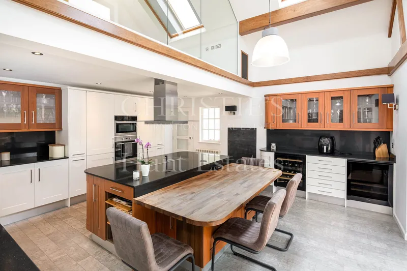 Exceptional Detached Family Home with Pool, Sauna & Secluded Garde — photograph 4