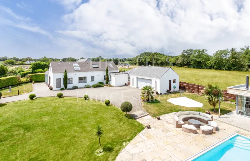 Exceptional Detached Family Home with Pool, Sauna & Secluded Garde — photograph 2