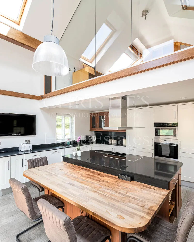 Exceptional Detached Family Home with Pool, Sauna & Secluded Garde — photograph 5